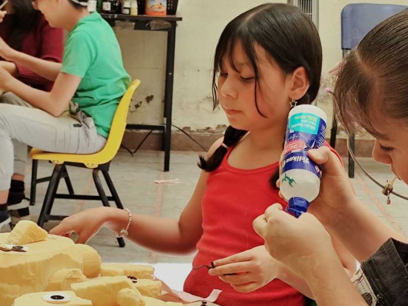 Niños leoneses dan vida a personajes de esponja en el taller “Títeres con Alma”, del Museo de Identidades