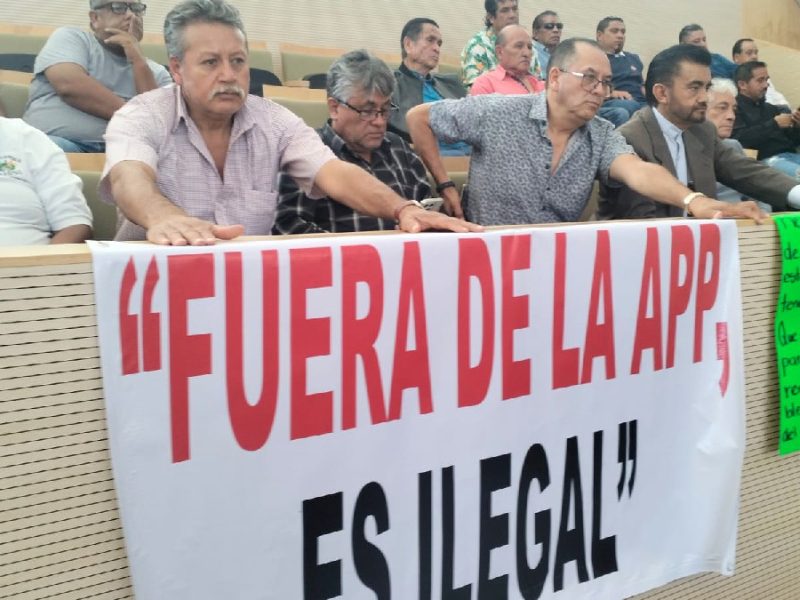 Se manifiestan taxistas tradicionales en el Congreso; piden aplicar ley a competencia desleal