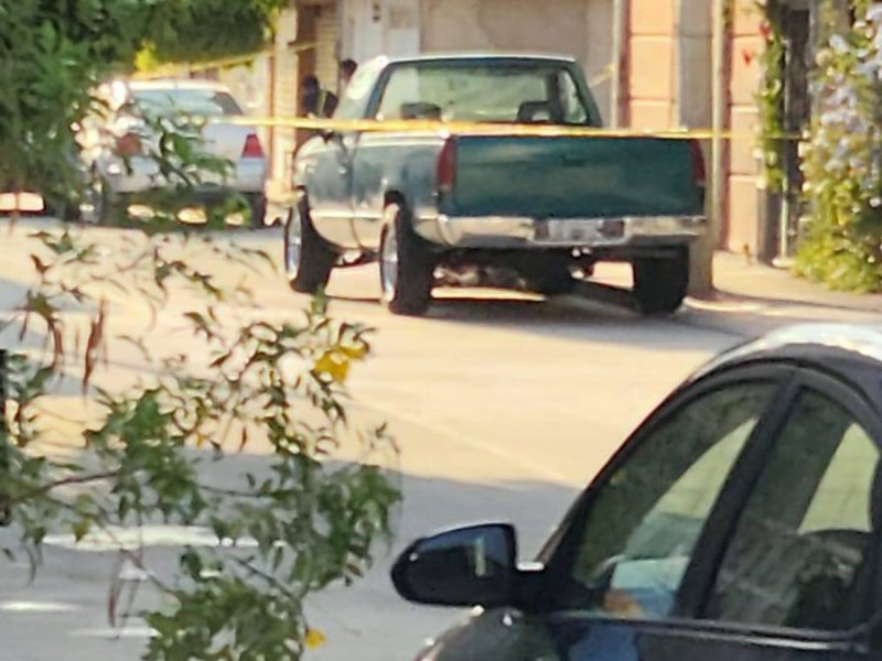 Cayó muerto a mitad de la calle: Sicarios matan a joven afuera de una tienda en Valle de San José