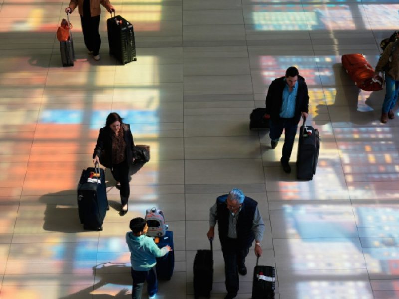 Viajeros afrontan mayores costos y menos opciones de vuelo por volatilidad de los precios