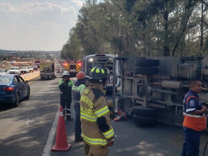 Vuelca camión de carga en la carretera Guanajuato-Silao