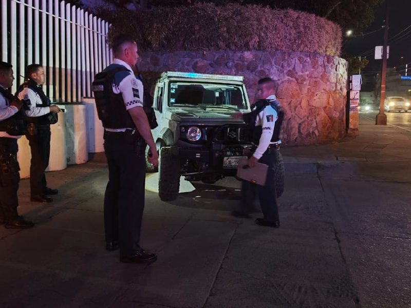 Vuelca camioneta conductor con aliento alcohólico, en Lomas del Campestre