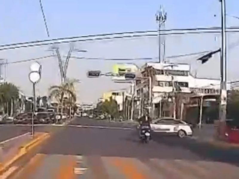 Atribuyen accidente mortal de motociclista en semáforo apagado a robo de cableado en Celaya y otro cae en obra de Jumapa