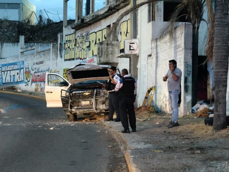 Pierde el control por pavimento mojado hombre que iba con su hijo menor y choca contra barda en León