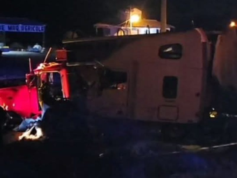 Destino final en la Pénjamo-La Piedad: Muere trailero al bajar de su unidad y ser atropellado por otro tráiler