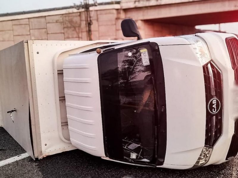 Vuelca camioneta en la carretera Irapuato-Abasolo; solo reportan daños materiales