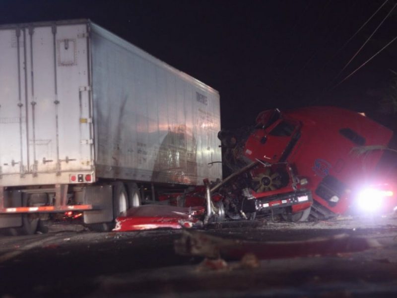 Aparatoso accidente entre dos tráileres en la carretera Salamanca-Irapuato deja daños materiales