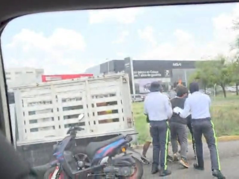 Captan presunta agresión de tránsitos de Celaya contra dos hombres en operativo; autoridad responde