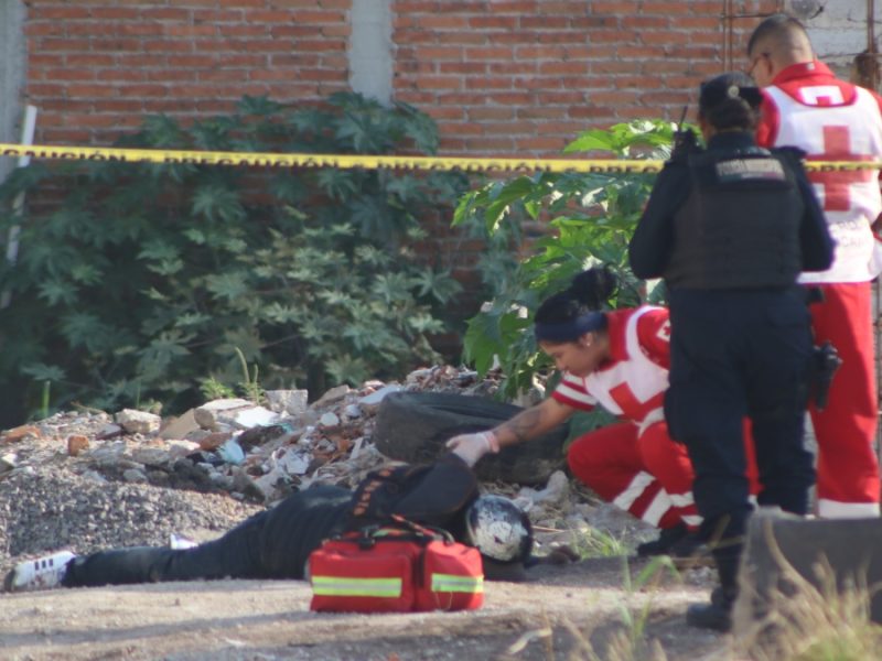 Escuchan balacera y ven a hombre muerto en Irapuato; traía puesto un casco de moto