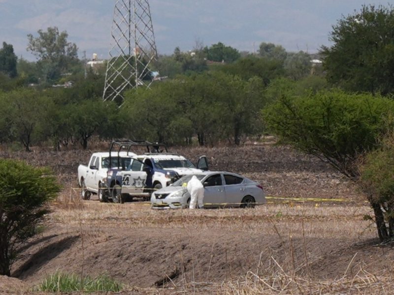 Asesinan y abandonan a hombre en un auto en Serrano, comunidad de Irapuato