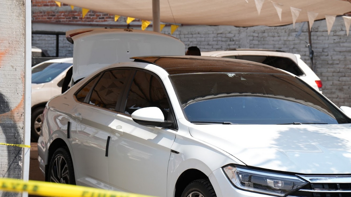 Atacan a balazos a dos en lote de autos