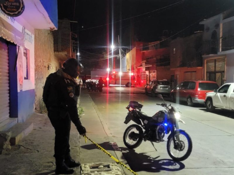 A sangre fría, asesinan a mujer de varios balazos y dejan graves a dos hombres en Pénjamo