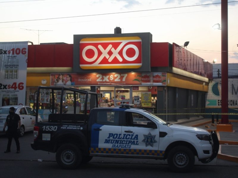 Ataque pasional en Oxxo de Irapuato, deja un baleado y una empleada golpeada