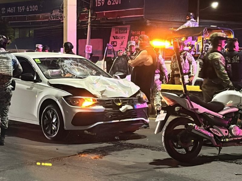 Embiste auto a dos agentes de la Guardia Nacional que patrullaban en moto; hay un detenido en Celaya