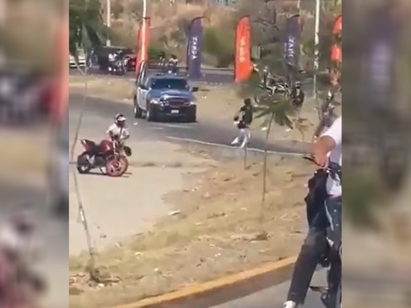 Motociclistas en caravana apedrean a policías de León durante operativo; hay un detenido