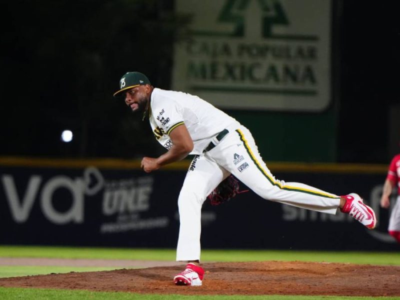 Cátedra de bateo escarlata en el inicio de la serie en ‘La Fortaleza’