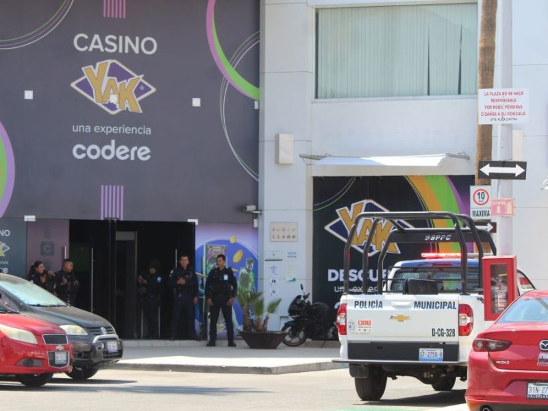 Hombre es baleado por su acompañante en un casino frente a plaza Palmas