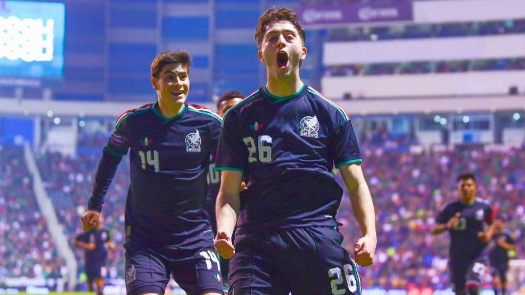 Brian Gutiérrez celebra el primer de México sobre Ghana. MexSport.