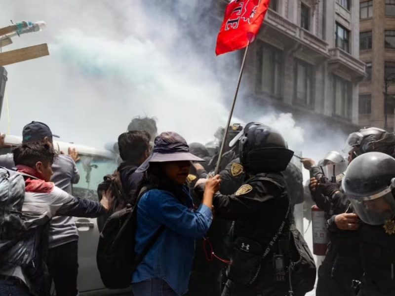 Chocan policías con maestros de la CNTE y evitan plantón en el Zócalo contra el Mundial
