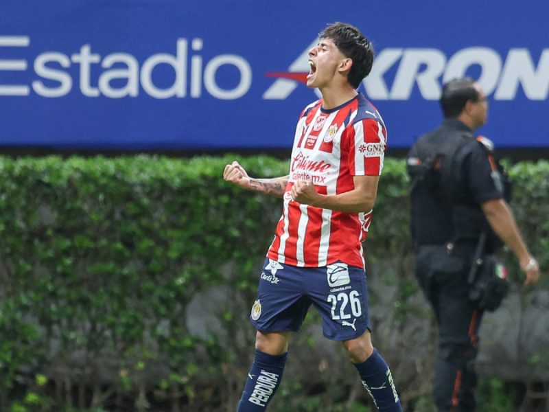 Santiago Sandoval logra doblete, Chivas vence a Tigres y está en la semifinal del Clausura 2026
