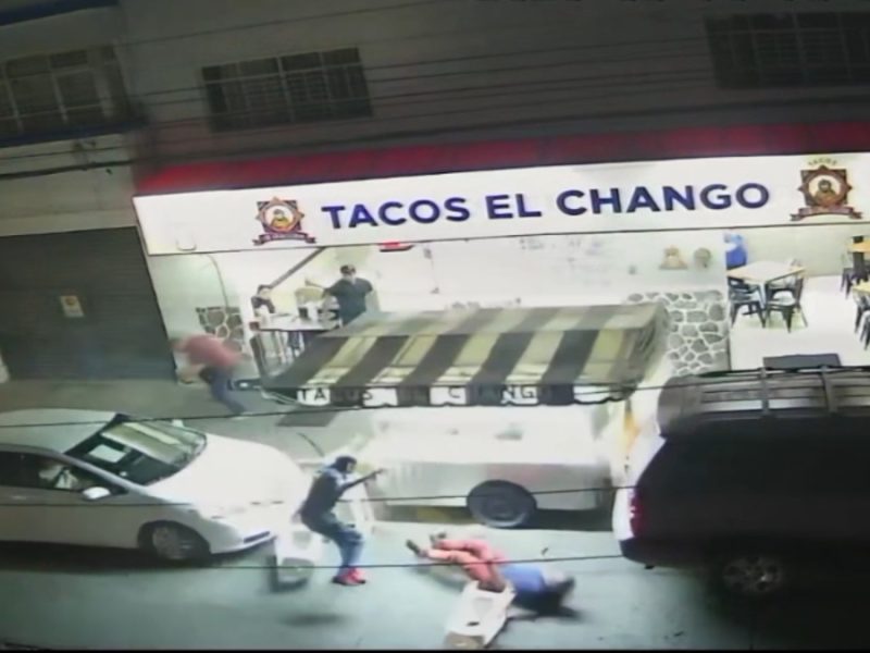 Susto en los tacos: Confunde los pedales y acelera para estamparse contra puesto en Celaya