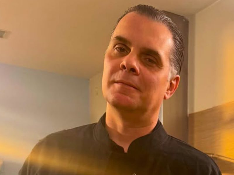 Christian Martinoli se enoja con persona que le pidió panes y los tiró en una mesa; ‘Ponte a trabajar, hijo de…’, le dijo