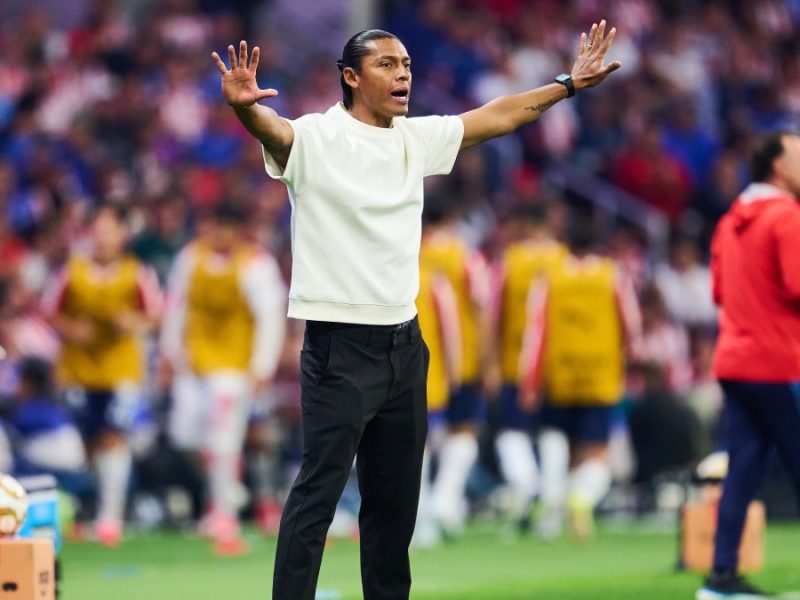Víctor Velázquez asegura que Joel Huiqui seguirá como DT si Cruz Azul es campeón