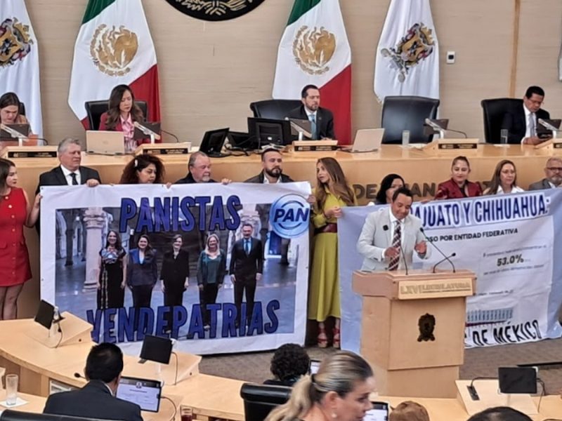 Pelean diputados de PAN y Morena en Guanajuato: Se lanzan mantas y se tildan de ‘narcos’