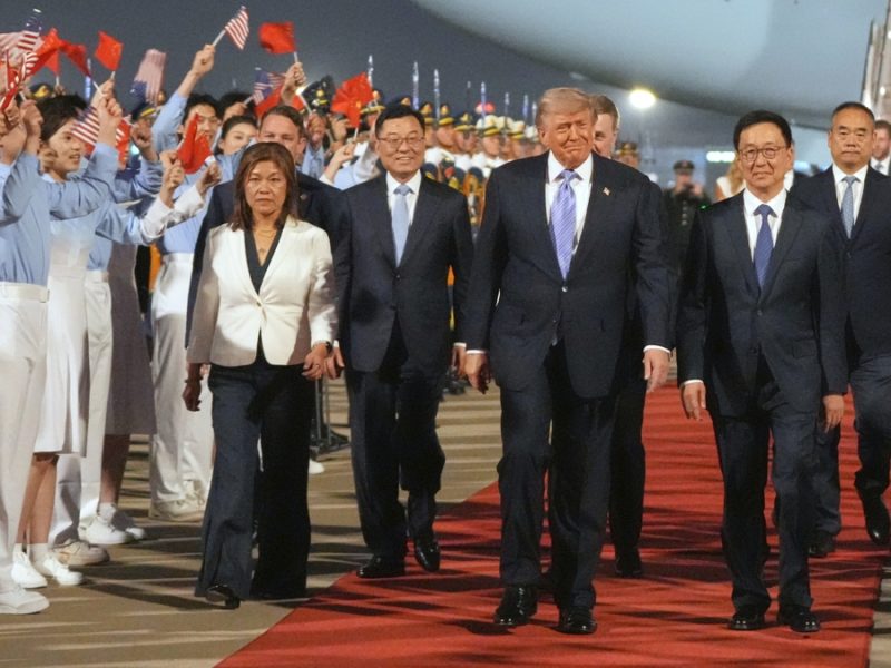 Trump en China: Llega a cumbre con Xi Jinping para tratar comercio, venta de armas a Taiwán y guerra con Irán