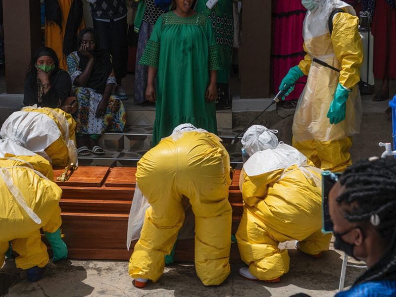 Suben de 700 a 900 casos sospechosos de ébola en el Congo; descarta OMS propagación mundial