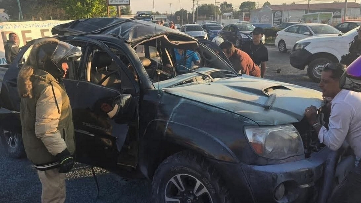 Estalla auto tras salir del AIFA