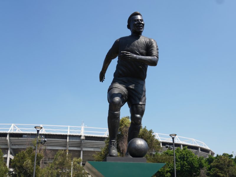 Recuerdan a Pelé con estatua en Guadalajara, previo al inicio del Mundial 2026