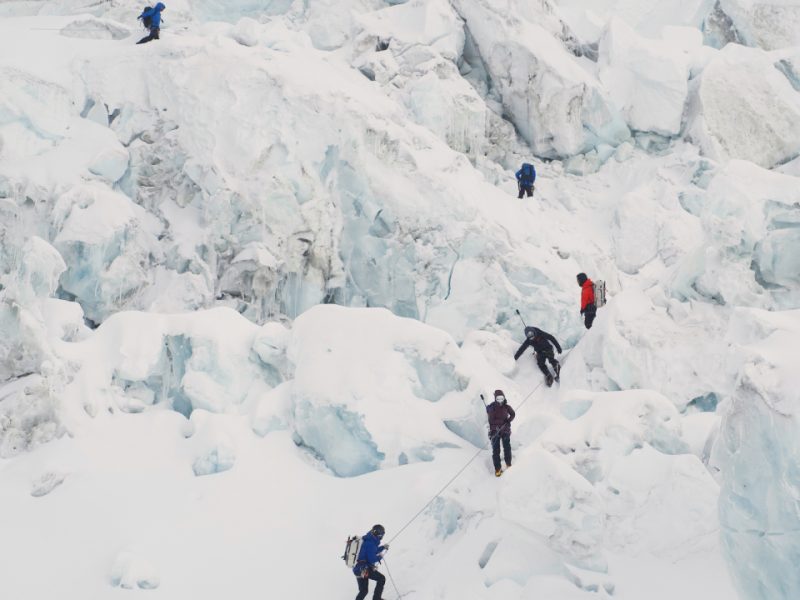 274 alpinistas imponen récord al llegar a la cima del Everest en un día 