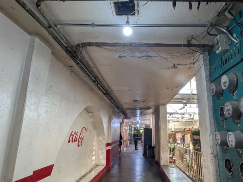 Denuncian comerciantes del mercado Hidalgo de Irapuato filtraciones por goteras y ventiladores inservibles