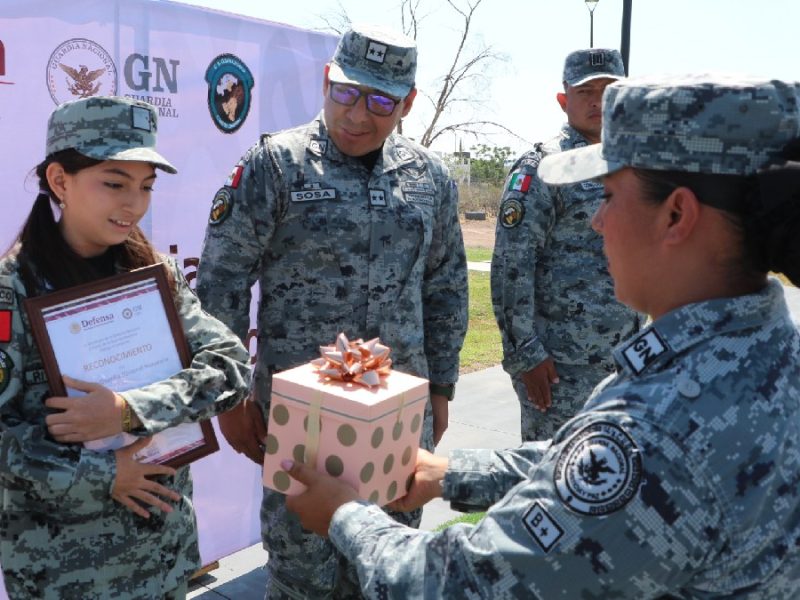 Ivanna Sophia, de 13 años, es nombrada Soldado Guardia Nacional Honorario