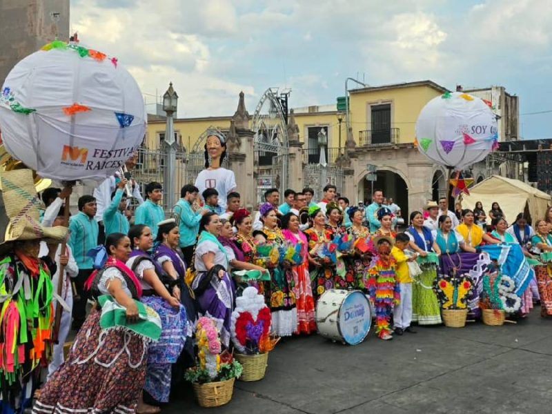 Oaxaca llegó al centro de Moroleón con la Guelaguetza 2026