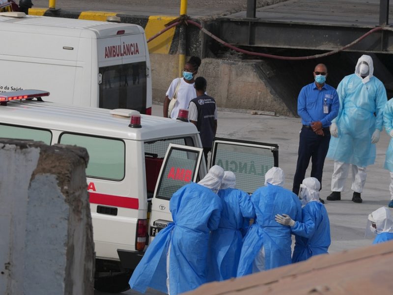 Buscan y vigilan a decenas de pasajeros que se bajaron de crucero antes de la primera muerte por hantavirus