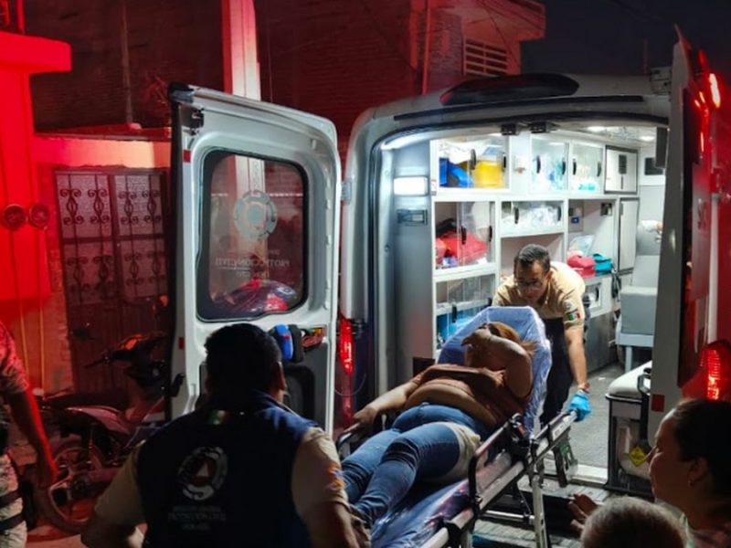 Hieren a mujer con un disparo en León; joven manipulaba arma y se le escapa tiro