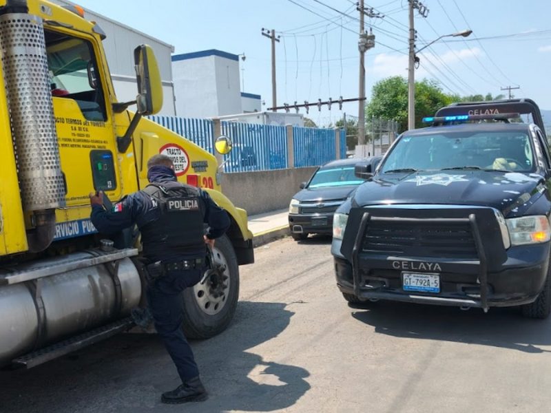 Chofer de tráiler sufre intento violento de asalto en la carretera alterna a Villagrán en Celaya