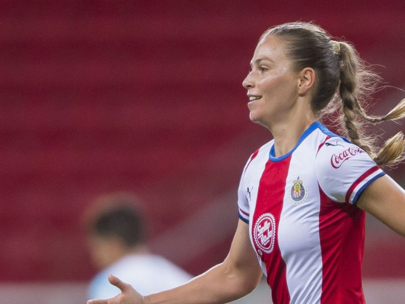 Janelly Farías denuncia que un técnico de Chivas Femenil llevó a jugadoras al ‘table dance’ y estuvo con “los pantalones abajo” 