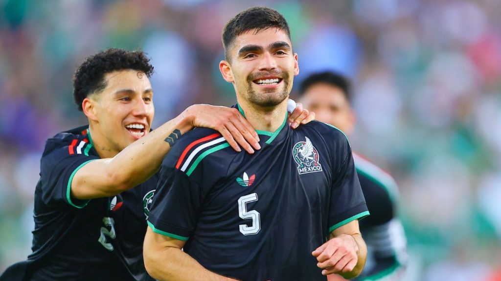 Johan Vázquez celebra su gol en el México Vs Australia. MexSport.