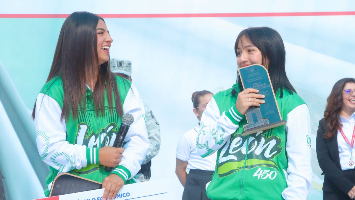 Joseline López y Kelly López al recibir un reconocimiento de León. Mary Ochoa.
