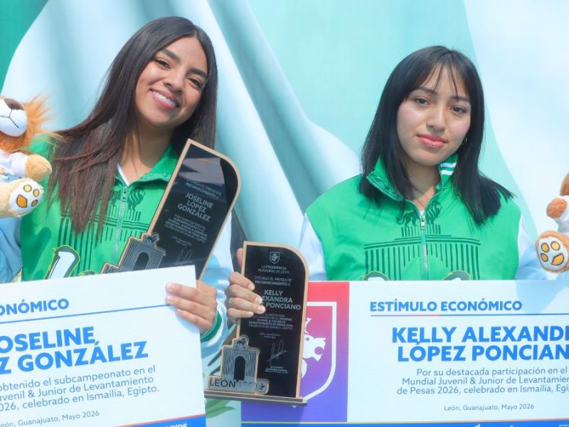 León reconoce a Joseline y Kelly López, campeonas mundiales de halterofilia