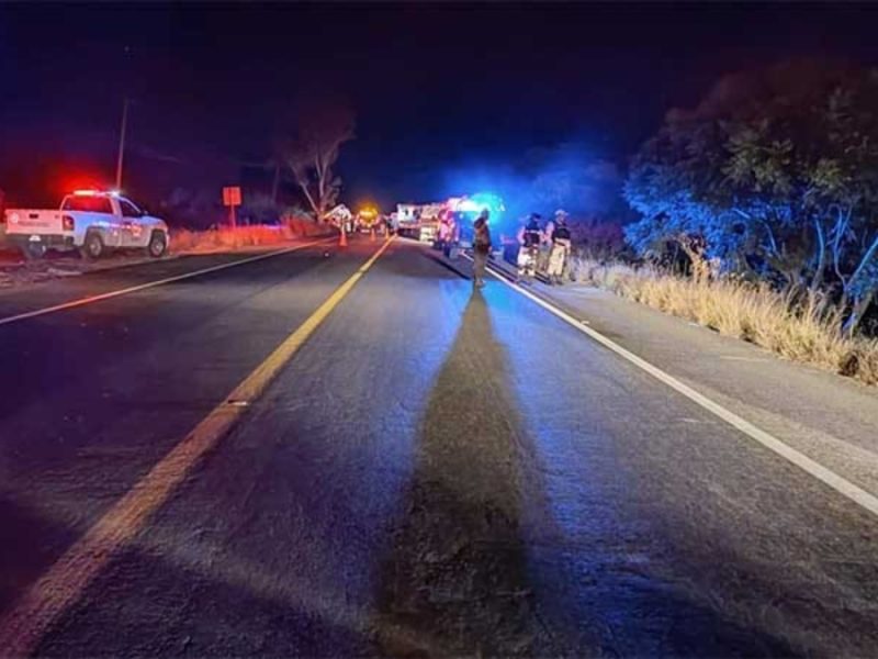 Se les emparejan motosicarios para acribillarlos en carretera a Santa Ana del Conde; muere uno