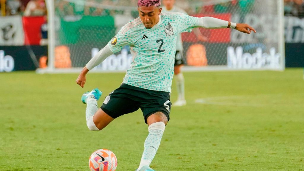 Julián Araujo puede jugar el Mundial con la Selección Mexicana. AP.