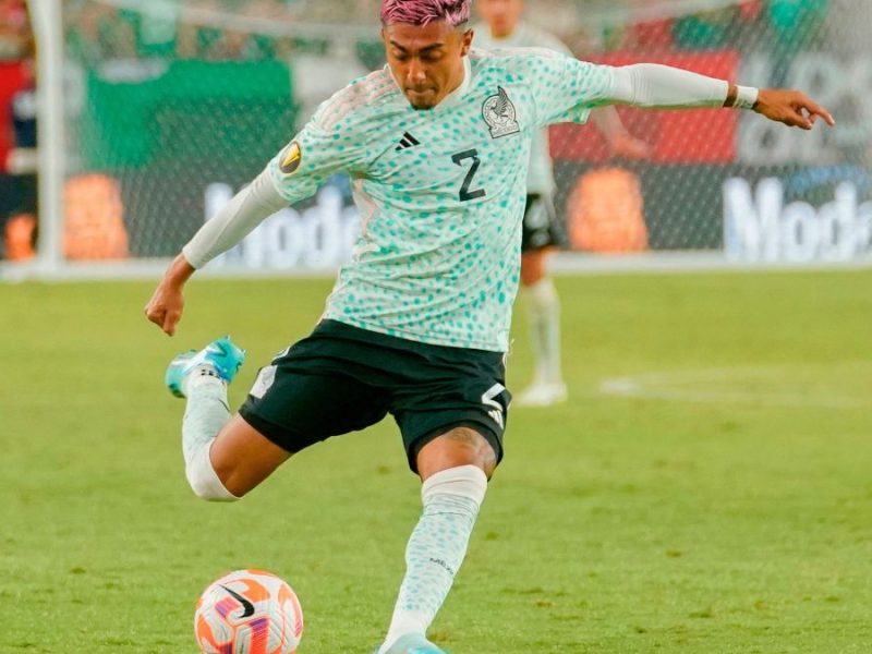 Julián Araujo puede jugar el Mundial con la Selección Mexicana. AP.