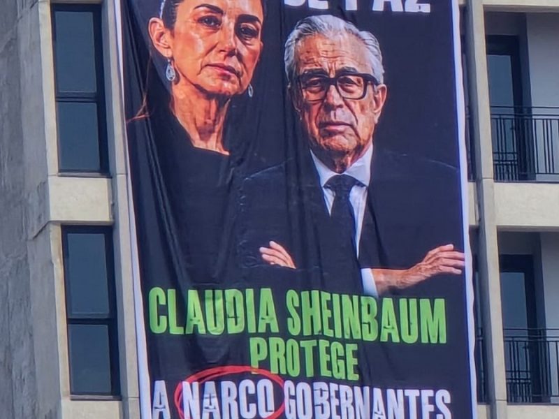 ‘Sheinbaum protege a narcogobernantes’, despliegan manta cuando Presidenta encabezaba acto masivo