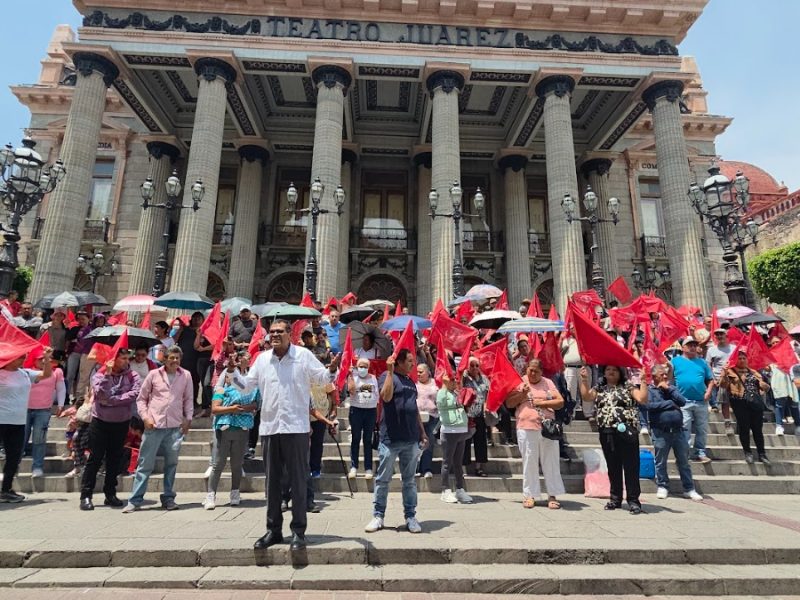 Cerca de 100 integrantes de Antorcha Campesina se plantaron en la Presidencia Municipal