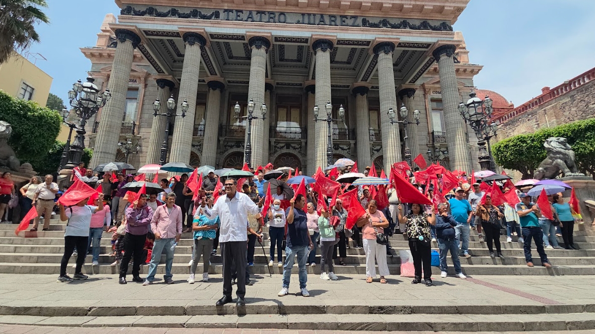 Cerca de 100 integrantes de Antorcha Campesina se plantaron en la Presidencia Municipal