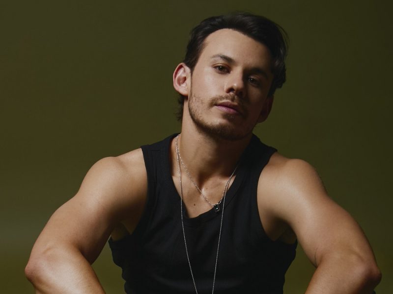 Martín Peralta interpreta al agente Derek Taylor en la serie Man on Fire de Netflix